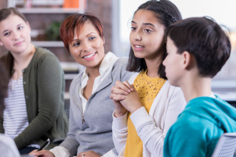 Therapist facilitates group discussion with youth and their parents